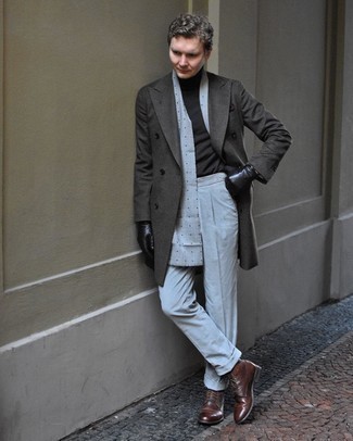 Grauen gepunkteten Schal kombinieren – 14 Herren Outfits: Paaren Sie einen dunkelgrauen Mantel mit einem grauen gepunkteten Schal für einen entspannten Wochenend-Look. Putzen Sie Ihr Outfit mit einer dunkelbraunen Lederfreizeitstiefeln.