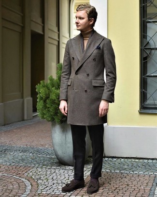 Elegante kühl Wetter Outfits Herren 2024: Paaren Sie einen dunkelbraunen Mantel mit einer schwarzen Anzughose für einen stilvollen, eleganten Look. Fühlen Sie sich ideenreich? Entscheiden Sie sich für dunkelbraunen Wildleder Slipper mit Quasten.