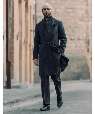 Elegante kühl Wetter Outfits Herren 2024: Kombinieren Sie einen dunkelblauen Mantel mit einer dunkelgrauen Anzughose für einen stilvollen, eleganten Look.