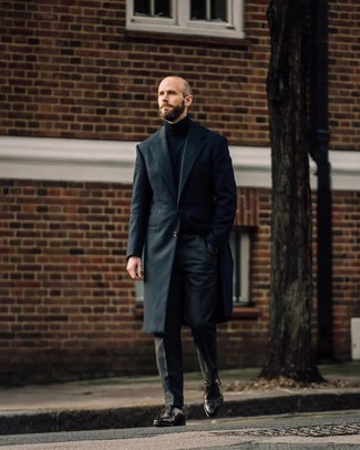 Welche Mäntel mit dunkelbrauner Oxford Schuhe zu tragen – 33 Elegante Herren Outfits warm Wetter: Tragen Sie einen Mantel und eine dunkelgraue Wollanzughose für eine klassischen und verfeinerte Silhouette. Dieses Outfit passt hervorragend zusammen mit dunkelbraunen Oxford Schuhen.