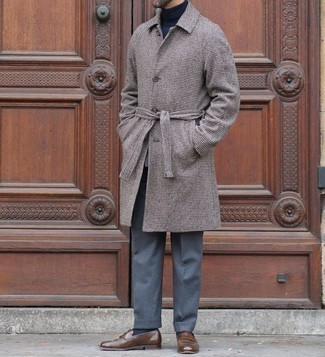 Elegante kühl Wetter Outfits Herren 2024: Vereinigen Sie einen braunen Mantel mit Hahnentritt-Muster mit einer grauen Anzughose für einen stilvollen, eleganten Look. Ergänzen Sie Ihr Look mit braunen Leder Slippern.