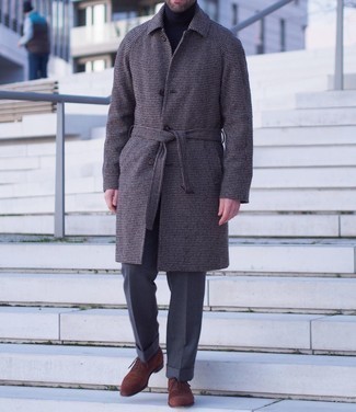 Braunen Mantel mit Hahnentritt-Muster kombinieren – 75 Herren Outfits: Kombinieren Sie einen braunen Mantel mit Hahnentritt-Muster mit einer dunkelgrauen Anzughose für einen stilvollen, eleganten Look. Komplettieren Sie Ihr Outfit mit braunen Wildleder Oxford Schuhen.