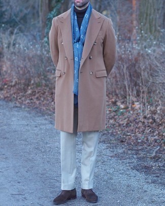 Blauen bedruckten Schal kombinieren – 153 Herren Outfits: Kombinieren Sie einen camel Mantel mit einem blauen bedruckten Schal für einen entspannten Wochenend-Look. Fühlen Sie sich mutig? Ergänzen Sie Ihr Outfit mit dunkelbraunen Wildleder Oxford Schuhen.