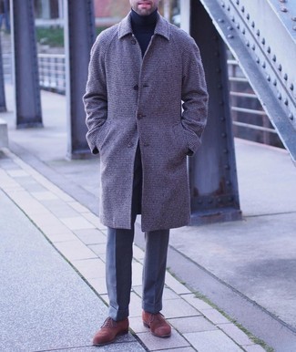 Braune Wildleder Oxford Schuhe kombinieren – 366 Herren Outfits: Kombinieren Sie einen dunkelbraunen Mantel mit Hahnentritt-Muster mit einer grauen Wollanzughose für eine klassischen und verfeinerte Silhouette. Braune Wildleder Oxford Schuhe sind eine perfekte Wahl, um dieses Outfit zu vervollständigen.