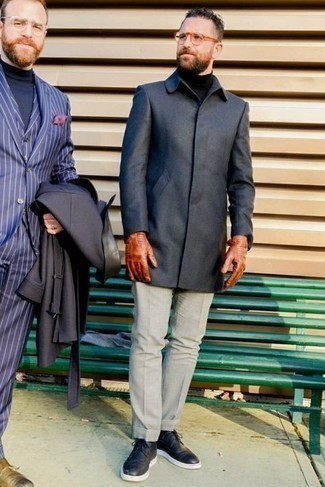 Schwarzen Rollkragenpullover kombinieren – 500+ Herren Outfits: Kombinieren Sie einen schwarzen Rollkragenpullover mit einer grauen Anzughose, um vor Klasse und Perfektion zu strotzen. Schwarze Leder Brogues sind eine kluge Wahl, um dieses Outfit zu vervollständigen.