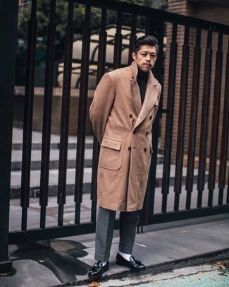 Wie Rollkragenpullover mit Mantels zu kombinieren – 500+ Herren Outfits kalt Wetter: Paaren Sie einen Mantel mit einem Rollkragenpullover für einen für die Arbeit geeigneten Look. Entscheiden Sie sich für schwarzen Leder Slipper mit Quasten, um Ihr Modebewusstsein zu zeigen.