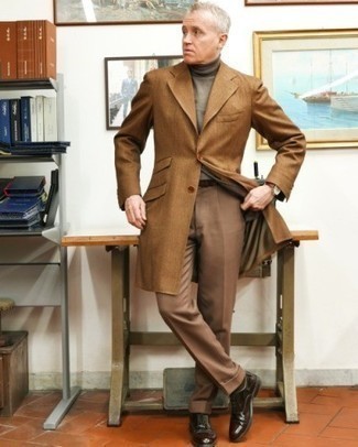 Camel Mantel kombinieren – 288 Elegante Herren Outfits: Kombinieren Sie einen camel Mantel mit einer braunen Anzughose für eine klassischen und verfeinerte Silhouette. Dunkelbraune Leder Oxford Schuhe sind eine gute Wahl, um dieses Outfit zu vervollständigen.