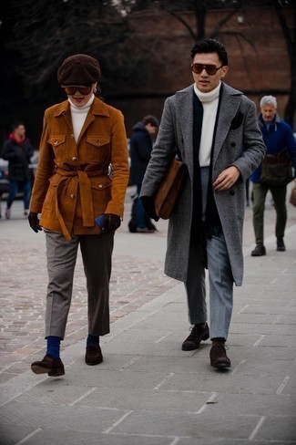 Dunkelblauen Schal kombinieren – 500+ Herren Outfits: Für ein bequemes Couch-Outfit, paaren Sie einen schwarzen und weißen Mantel mit Karomuster mit einem dunkelblauen Schal. Ergänzen Sie Ihr Outfit mit dunkelbraunen Wildleder Oxford Schuhen, um Ihr Modebewusstsein zu zeigen.