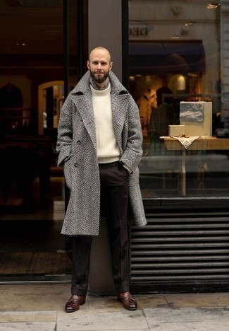 30 Jährige: Dunkelgrauen Schal kombinieren – 103 Elegante Herren Outfits: Kombinieren Sie einen grauen Mantel mit Fischgrätenmuster mit einem dunkelgrauen Schal für einen entspannten Wochenend-Look. Fühlen Sie sich mutig? Komplettieren Sie Ihr Outfit mit dunkelbraunen Leder Slippern mit Quasten.