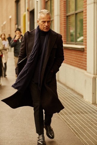 Dunkelbraunen Mantel kombinieren – 500+ Herren Outfits: Kombinieren Sie einen dunkelbraunen Mantel mit einer dunkelbraunen Anzughose für eine klassischen und verfeinerte Silhouette. Fühlen Sie sich mutig? Ergänzen Sie Ihr Outfit mit dunkelbraunen Doppelmonks aus Leder.
