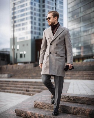 Schwarze Leder Slipper mit Quasten kombinieren – 85 Herren Outfits kalt Wetter: Kombinieren Sie einen grauen Mantel mit einer dunkelgrauen Anzughose mit Karomuster für eine klassischen und verfeinerte Silhouette. Schwarze Leder Slipper mit Quasten sind eine gute Wahl, um dieses Outfit zu vervollständigen.