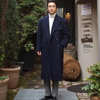 Schwarze Socken kombinieren – 500+ Elegante Herren Outfits: Kombinieren Sie einen dunkelblauen Mantel mit schwarzen Socken für einen entspannten Wochenend-Look. Schwarze Leder Slipper putzen umgehend selbst den bequemsten Look heraus.