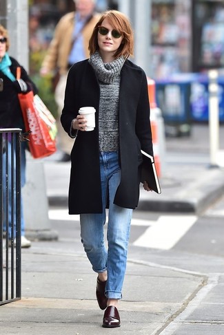 Emma Stone trägt schwarzer Mantel, grauer Wollrollkragenpullover, hellblaue Boyfriend Jeans, dunkelrote Doppelmonks aus Leder