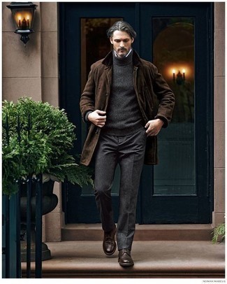 30 Jährige: Leder Business Schuhe kombinieren – 500+ Elegante Herren Outfits kühl Wetter: Kombinieren Sie einen dunkelbraunen Mantel mit einer dunkelgrauen Anzughose, um vor Klasse und Perfektion zu strotzen. Leder Business Schuhe sind eine ideale Wahl, um dieses Outfit zu vervollständigen.