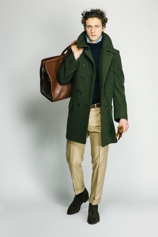 Beige Anzughose kombinieren – 437 Smart-Casual Herren Outfits: Kombinieren Sie einen dunkelgrünen Mantel mit einer beige Anzughose für einen stilvollen, eleganten Look. Fühlen Sie sich ideenreich? Entscheiden Sie sich für dunkelgrünen Chukka-Stiefel aus Wildleder.