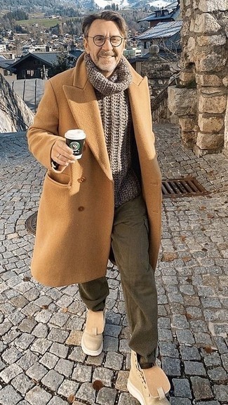 50 Jährige: Outfits Herren 2024: Vereinigen Sie einen camel Mantel mit einer olivgrünen Cargohose für Drinks nach der Arbeit. Fühlen Sie sich ideenreich? Vervollständigen Sie Ihr Outfit mit hellbeige Lederarbeitsstiefeln.