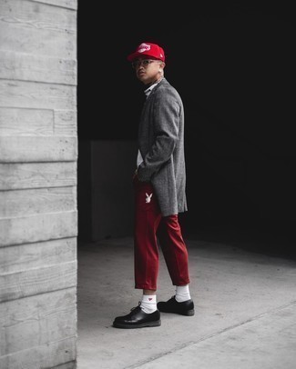 Rote und weiße bedruckte Baseballkappe kombinieren – 78 Herren Outfits: Kombinieren Sie einen grauen Mantel mit Schottenmuster mit einer roten und weißen bedruckten Baseballkappe für einen entspannten Wochenend-Look. Entscheiden Sie sich für schwarzen Leder Derby Schuhe, um Ihr Modebewusstsein zu zeigen.