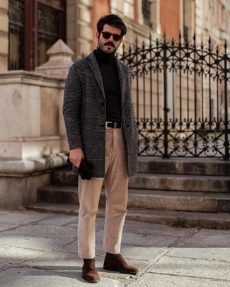 kühl Wetter Outfits Herren 2024: Vereinigen Sie einen grauen Mantel mit Schottenmuster mit einer beige Cord Chinohose, wenn Sie einen gepflegten und stylischen Look wollen. Wählen Sie dunkelbraunen Wildleder Oxford Schuhe, um Ihr Modebewusstsein zu zeigen.