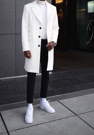 Silberne Uhr kombinieren – 500+ Herren Outfits kühl Wetter: Kombinieren Sie einen weißen Mantel mit einer silbernen Uhr für einen entspannten Wochenend-Look. Dieses Outfit passt hervorragend zusammen mit weißen Leder niedrigen Sneakers.
