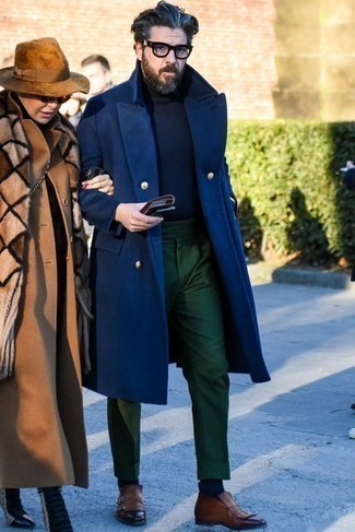 40 Jährige: Outfits Herren 2022: Kombinieren Sie einen dunkelblauen Mantel mit einer dunkelgrünen Chinohose für einen für die Arbeit geeigneten Look. Fühlen Sie sich ideenreich? Wählen Sie braunen Doppelmonks aus Leder.