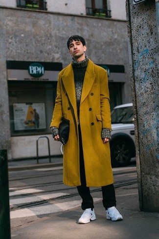 Gelben Mantel kombinieren – 65 Herren Outfits kühl Wetter: Kombinieren Sie einen gelben Mantel mit einer schwarzen Chinohose, um einen eleganten, aber nicht zu festlichen Look zu kreieren. Fühlen Sie sich ideenreich? Wählen Sie weißen Sportschuhe.
