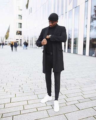 Wie schwarzen Mantel mit schwarzer Chinohose zu kombinieren – 160 Herren Outfits: Kombinieren Sie einen schwarzen Mantel mit einer schwarzen Chinohose, um einen modischen Freizeitlook zu kreieren. Weiße Leder niedrige Sneakers leihen Originalität zu einem klassischen Look.