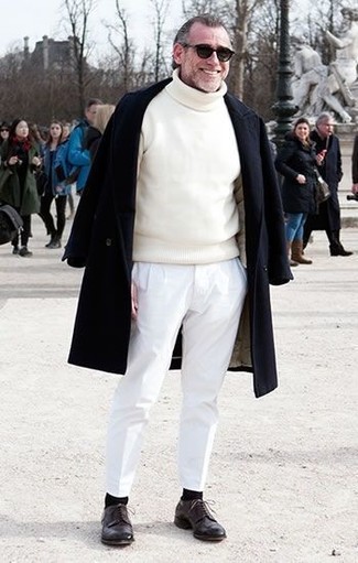 60 Jährige: Rollkragenpullover kombinieren – 29 Smart-Casual Herren Outfits kühl Wetter: Vereinigen Sie einen Rollkragenpullover mit einer weißen Chinohose für ein großartiges Wochenend-Outfit. Fühlen Sie sich mutig? Entscheiden Sie sich für dunkelbraunen Leder Derby Schuhe.