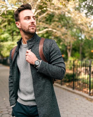 Welche Rollkragenpullover mit grauen Mantels zu tragen – 223 Smart-Casual Herbst Herren Outfits: Erwägen Sie das Tragen von einem grauen Mantel und einem Rollkragenpullover, um einen modischen Freizeitlook zu kreieren. Was für eine tolle Übergangs-Look Idee!