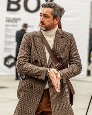 Braunen Mantel mit Hahnentritt-Muster kombinieren – 75 Herren Outfits: Entscheiden Sie sich für einen braunen Mantel mit Hahnentritt-Muster und eine rotbraune Chinohose für Ihren Bürojob.