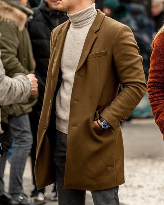 Graue Wollchinohose kombinieren – 133 Herren Outfits kühl Wetter: Kombinieren Sie einen braunen Mantel mit einer grauen Wollchinohose für Ihren Bürojob.