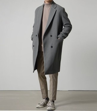 Welche Mäntel mit brauner Chinohose zu tragen – 183 Herren Outfits: Entscheiden Sie sich für einen Mantel und eine braune Chinohose, wenn Sie einen gepflegten und stylischen Look wollen. Fühlen Sie sich mutig? Komplettieren Sie Ihr Outfit mit grauen Segeltuch niedrigen Sneakers.