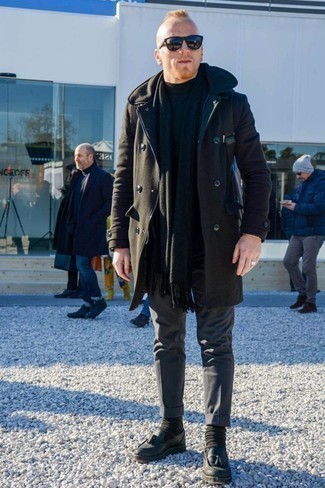 Schwarze und silberne Slipper kombinieren – 334 Herren Outfits kalt Wetter: Kombinieren Sie einen schwarzen Mantel mit einer dunkelgrauen Chinohose, um einen modischen Freizeitlook zu kreieren. Schwarze und silberne Slipper sind eine einfache Möglichkeit, Ihren Look aufzuwerten.
