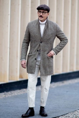 Weißen Wollrollkragenpullover kombinieren – 294 Herren Outfits: Paaren Sie einen weißen Wollrollkragenpullover mit einer weißen Chinohose für ein bequemes Outfit, das außerdem gut zusammen passt. Fühlen Sie sich mutig? Vervollständigen Sie Ihr Outfit mit dunkellila Leder Oxford Schuhen.