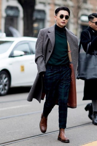 Dunkelblaue und grüne Chinohose kombinieren – 500+ Herren Outfits: Entscheiden Sie sich für einen grauen Mantel und eine dunkelblaue und grüne Chinohose, um einen eleganten, aber nicht zu festlichen Look zu kreieren. Braune Chelsea Boots aus Leder bringen Eleganz zu einem ansonsten schlichten Look.