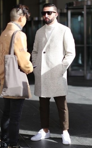 Dunkelbraune Chinohose kombinieren – 500+ Herren Outfits: Kombinieren Sie einen weißen Mantel mit einer dunkelbraunen Chinohose, um einen modischen Freizeitlook zu kreieren. Wenn Sie nicht durch und durch formal auftreten möchten, komplettieren Sie Ihr Outfit mit weißen Leder niedrigen Sneakers.