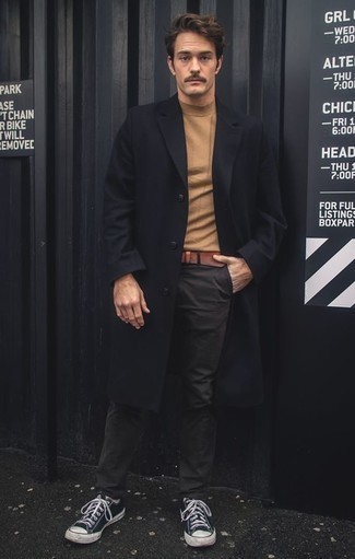 Dunkelblaue Segeltuch niedrige Sneakers kombinieren – 22 Smart-Casual Herren Outfits kalt Wetter: Kombinieren Sie einen schwarzen Mantel mit einer dunkelgrauen Chinohose für Ihren Bürojob. Fühlen Sie sich mutig? Entscheiden Sie sich für dunkelblauen Segeltuch niedrige Sneakers.