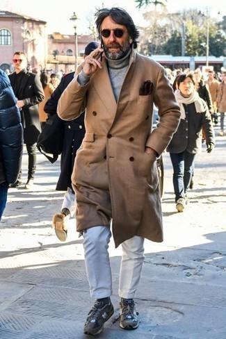 50 Jährige: Handschuhe kombinieren – 65 Herren Outfits warm Wetter: Ein camel Mantel und Handschuhe sind eine perfekte Outfit-Formel für Ihre Sammlung. Suchen Sie nach leichtem Schuhwerk? Komplettieren Sie Ihr Outfit mit grauen Sportschuhen für den Tag.
