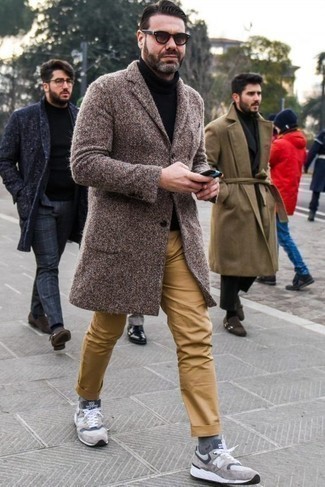 40 Jährige: Hellbeige Chinohose kombinieren – 250 Herren Outfits: Kombinieren Sie einen braunen Mantel mit einer hellbeige Chinohose für einen für die Arbeit geeigneten Look. Fühlen Sie sich ideenreich? Entscheiden Sie sich für grauen Sportschuhe.