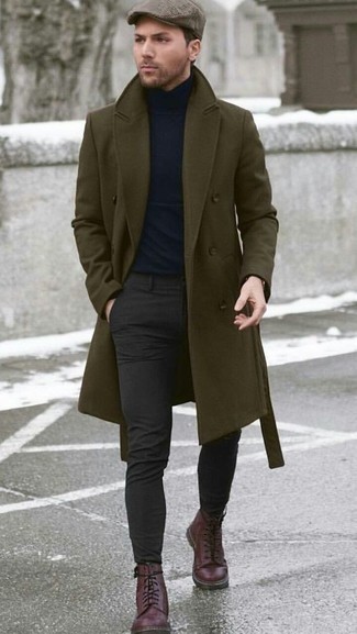 Wie dunkelgrünen Mantel mit grauer Chinohose zu kombinieren – 23 Herren Outfits: Die Kombination aus einem dunkelgrünen Mantel und einer grauen Chinohose eignet sich hervorragend zum Ausgehen oder für modisch-lässige Anlässe. Eine dunkelrote Lederfreizeitstiefel sind eine großartige Wahl, um dieses Outfit zu vervollständigen.