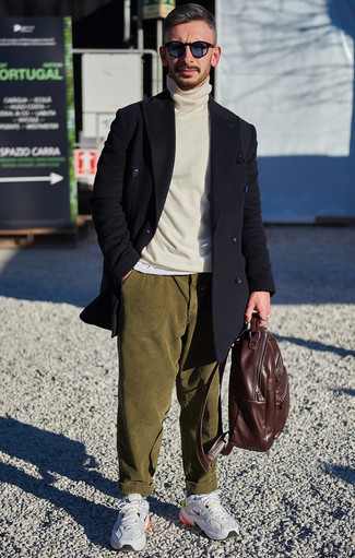 Olivgrüne Cord Chinohose kombinieren – 72 Smart-Casual Herren Outfits: Perfektionieren Sie den modischen Freizeitlook mit einem schwarzen Mantel und einer olivgrünen Cord Chinohose. Fühlen Sie sich mutig? Komplettieren Sie Ihr Outfit mit grauen Sportschuhen.