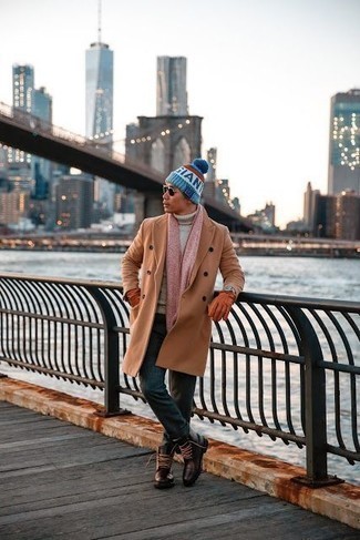 Rosa Schal kombinieren – 7 Herren Outfits kühl Wetter: Erwägen Sie das Tragen von einem camel Mantel und einem rosa Schal für einen entspannten Wochenend-Look. Fühlen Sie sich mutig? Komplettieren Sie Ihr Outfit mit einer dunkelbraunen Lederfreizeitstiefeln.