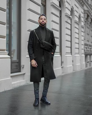 Schwarze Bauchtasche kombinieren – 45 Smart-Casual Herren Outfits: Kombinieren Sie einen schwarzen Mantel mit einer schwarzen Bauchtasche für einen entspannten Wochenend-Look. Fühlen Sie sich mutig? Entscheiden Sie sich für schwarzen Chelsea Boots aus Leder.