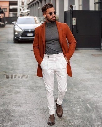 Orange Mantel kombinieren – 65 Herren Outfits: Erwägen Sie das Tragen von einem orange Mantel und einer weißen Chinohose für Drinks nach der Arbeit. Setzen Sie bei den Schuhen auf die klassische Variante mit braunen Chelsea Boots aus Leder.