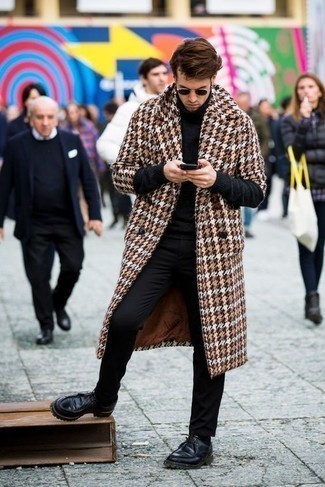 20 Jährige: Mantel kombinieren – 500+ Smart-Casual Herren Outfits: Die Kombination aus einem Mantel und einer schwarzen Chinohose eignet sich hervorragend zum Ausgehen oder für modisch-lässige Anlässe. Machen Sie diese Aufmachung leger mit schwarzen Chukka-Stiefeln aus Leder.