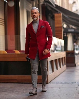 Roten Mantel kombinieren – 112 Herren Outfits: Die Paarung aus einem roten Mantel und einer grauen Chinohose ist eine gute Wahl für einen Tag im Büro. Fühlen Sie sich ideenreich? Ergänzen Sie Ihr Outfit mit grauen Chelsea Boots aus Wildleder.