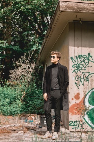 Dunkelgrüne Sonnenbrille kombinieren – 145 Smart-Casual Herren Outfits kühl Wetter: Für ein bequemes Couch-Outfit, kombinieren Sie einen schwarzen Mantel mit einer dunkelgrünen Sonnenbrille. Komplettieren Sie Ihr Outfit mit hellbeige Leder niedrigen Sneakers.