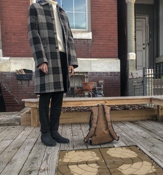 Beige Segeltuch Rucksack kombinieren – 6 Smart-Casual Herren Outfits kalt Wetter: Ein grauer Mantel mit Schottenmuster und ein beige Segeltuch Rucksack sind eine perfekte Outfit-Formel für Ihre Sammlung. Fühlen Sie sich mutig? Vervollständigen Sie Ihr Outfit mit schwarzen Chelsea Boots aus Leder.