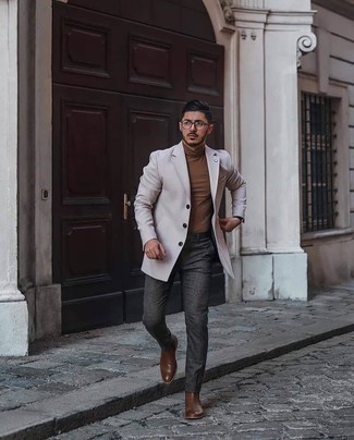 Braune Chelsea Boots aus Leder kombinieren – 243 Smart-Casual Herren Outfits kühl Wetter: Kombinieren Sie einen weißen Mantel mit einer dunkelgrauen Chinohose für Ihren Bürojob. Fühlen Sie sich ideenreich? Entscheiden Sie sich für braunen Chelsea Boots aus Leder.