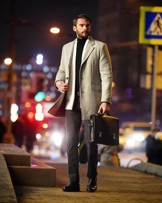 Weißen Schal kombinieren – 133 Herren Outfits: Kombinieren Sie einen beigen Mantel mit einem weißen Schal für einen entspannten Wochenend-Look. Setzen Sie bei den Schuhen auf die klassische Variante mit schwarzen Chelsea Boots aus Leder.