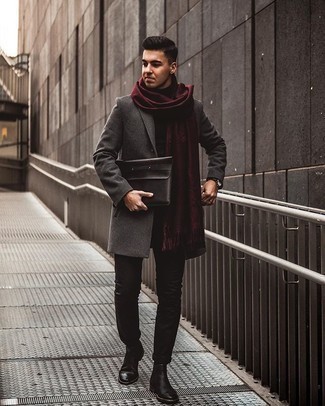 Roten Schal kombinieren – 62 Smart-Casual Herren Outfits kalt Wetter: Vereinigen Sie einen dunkelgrauen Mantel mit einem roten Schal für einen entspannten Wochenend-Look. Schwarze Chelsea Boots aus Leder putzen umgehend selbst den bequemsten Look heraus.